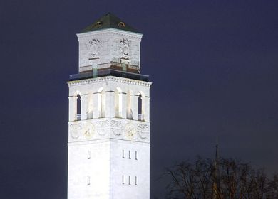 Beleuchteter Rathausturm bei Nacht